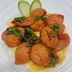 ข้าวกระเพราไส้กรอกไข่ข้น