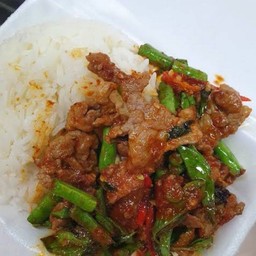ข้าวผัดพริกแกงเนื้อ