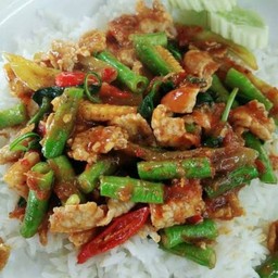 ข้าวผัดพริกแกงหมู