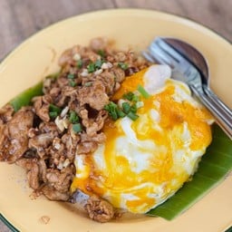 ข้าวหมูกระเทียม ไข่ขยี้