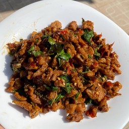 ผัดกะเพราเนื้อ (กับข้าว)
