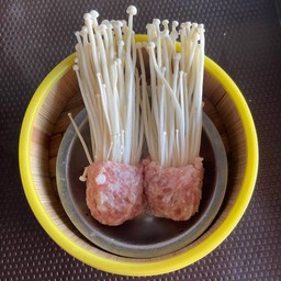 หมูปั้นหน้าเห็ดเข็ม