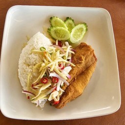 ข้าวปลาทอดยำมะม่วง