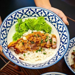 ข้าวต้มแห้ง / น้ำ หมูกรอบล้วน