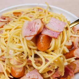 สปาเก็ตตี้พริกแห้งเนยกระเทียมคอกเท็ลไก่+เบค่อน