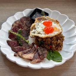 ข้าวกระเพราเนื้อวากิวไข่ดาว