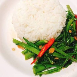 ข้าวราดผัดผักบุ้งไฟแดง