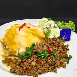 ข้าวกระเพราไข่ข้นนุ่ม