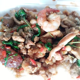 ผัดกระเพราไข่เยี่ยวม้า