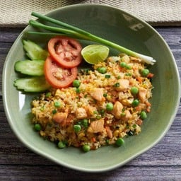 ข้าวผัดปลาแซลมอน