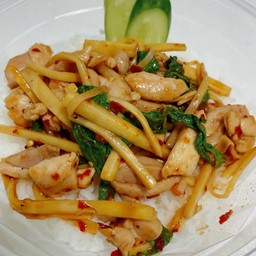 ข้าวกะเพราไก่หน่อไม้