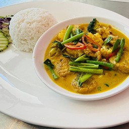 ข้าวพริกแกงผัดผักรวม (มังสวิรัติ)