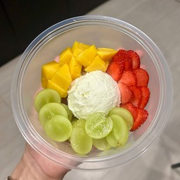กรีกโยเกิร์ต 1 scoop มะม่วงน้ำ +สตอเบอรี่+องุ่น
