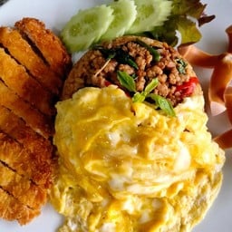 ข้าวกระเพราคลุกหมูสับ (ไข่ข้น) สามเกลอ