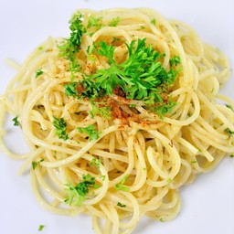 สปาเก็ตตี้พริกแห้งเนยกระเทียมเบค่อน