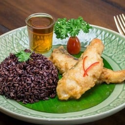 ข้าวไรซ์เบอรี่ กระพงแล่ทอดราดน้ำปลา