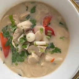 ต้มข่าไก่และเห็ด
