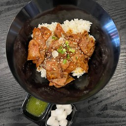 ข้าวหน้าเบคอนผัดซอสหม่าล่า