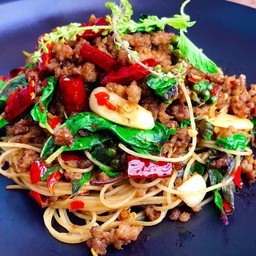 สปาเก็ตตี้ กะเพราหมูสับคั่วแห้ง