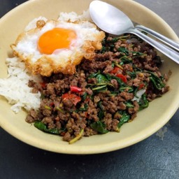 ข้าวกะเพราเนื้อไข่ดาว