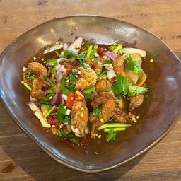 ยำหมูทอด