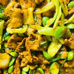 ผัดเผ็ดหมูสะตอ ราดข้าว