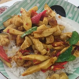 หมูสามชั้นผัดพริกแกงใต้หน่อไม้ราดข้าว