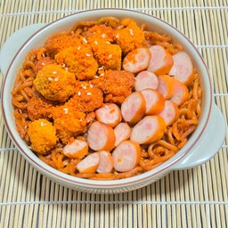 มาม่าเกาหลีไก่สไปซี่และไส้กรอกรมควัน