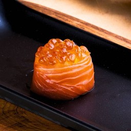 อิกุระแซลมอนโรล                            ( Ikura Salmon Roll )