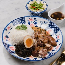 ข้าวขาหมู คากิล้วน / Rice with Stewed Pork Hock
