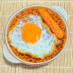 มาม่าเกาหลีไข่ดาวและไส้กรอกรมควัน