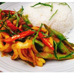 ผัดพริกแกงปลาหมึก