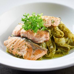 เฟตตูชินี-เพสโตซอส กับ แซลมอนย่าง / กุ้งแม่น้ำย่าง