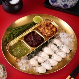 หอยนางรมทรงเครื่องแซ่บ / Fresh Oysters with Thai Dressings & Toppings