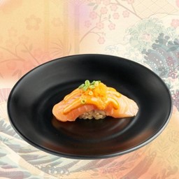 ซูชิแซลมอนสไปซี่ซอส                 ( Spicy Salmon Sushi )