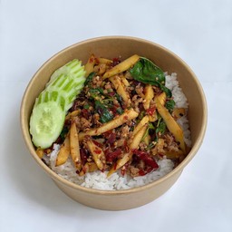 ข้าวกะเพราใส่หน่อไม้หมูสับ
