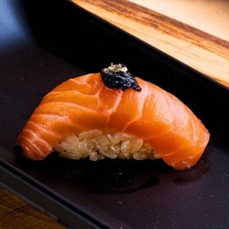 ซูชิแซลมอนทรัฟเฟิล                 (Salmon Sushi With Truffle)