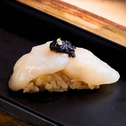 ซูชิหอยเชลล์ทรัฟเฟิล                    (Hotate Truffle Sushi )