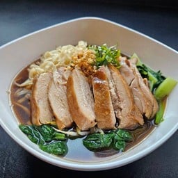 ก๋วยเตี๋ยวสะโพกไก่ตุ๋น