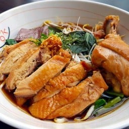 ก๋วยเตี๋ยวไก่ตุ๋นจัมโบ้