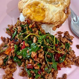 กระเพราหมูสับราดข้าว