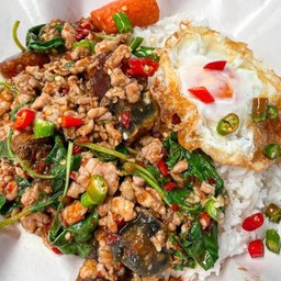 ข้าวกระเพราหมูสับไข่เยี่ยวม้า
