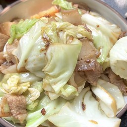 ข้าวหมูสามชั้นผัดกะหล่ำปลี