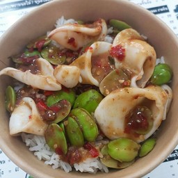 ปลาหมึกผัดกะปิสะตอ ราดข้าว