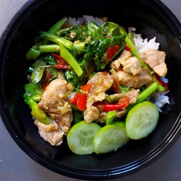 ข้าวคะน้าหมูชิ้นพริกสด