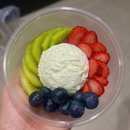 กรีกโยเกิร์ต 1 scoop กีวี่+สตอเบอรี่+บลูเบอรี่ มีน้ำผึ้งแถมในเซต