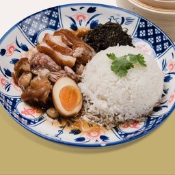 ข้าวขาหมู เนื้อหนัง + คากิ / Rice with Stewed Pork Leg (Meat, Skin, and Hock)