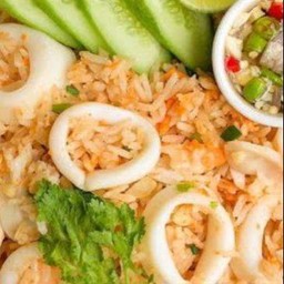 ข้าวผัดปลาหมึก