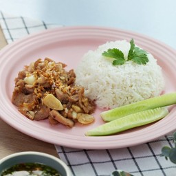 ผัดกระเทียมราดข้าว