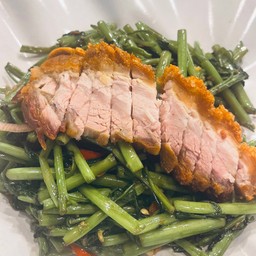 ผัดผักบุ้งไฟแดงหมูกรอบ ราดข้าว